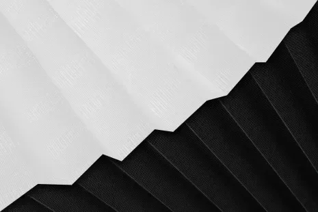 Rolety plisowane – jak działają i czym różnią się od tradycyjnych rolet materiałowych?