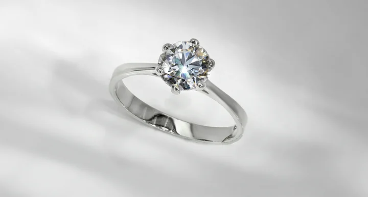 Pierścionek białe złoto – dlaczego to jeden z najczęstszych wyborów?