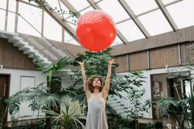 Balony giganty jako element marketingu przestrzennego – jak przyciągnąć uwagę na dużych wydarzeniach?