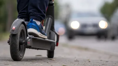 Hulajnoga to nie zabawka. Policjant ostrzegł uczniów
