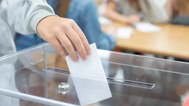 Ósmoklasiści wybrali własnego prezydenta i radnych podczas wizyty w ratuszu