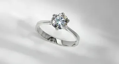 Pierścionek białe złoto – dlaczego to jeden z najczęstszych wyborów?