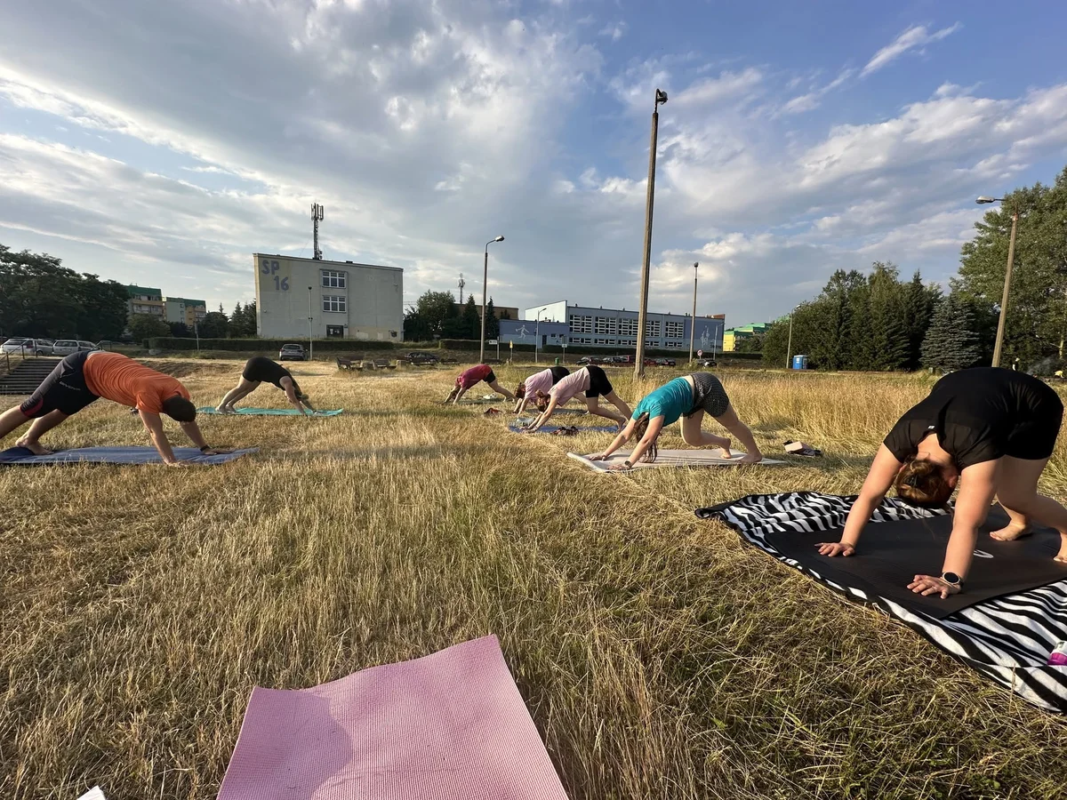 Grafika promocyjna wydarzenia BEZPŁATNA joga na trawie w Bańgowie