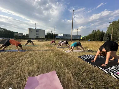 Grafika promocyjna wydarzenia BEZPŁATNA joga na trawie w Bańgowie