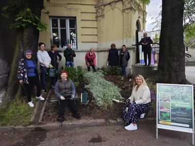 Z chodnika w kwietną rabatę - sąsiedzi przy bibliotece zrobili to razem