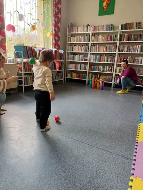 Biblioteka w ruchu - najmłodsi z Filii nr 10 ćwiczyli sprawność przez zabawę