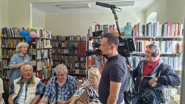 Przy herbacie wracali do wakacji, dawnych Siemianowic i duchów.