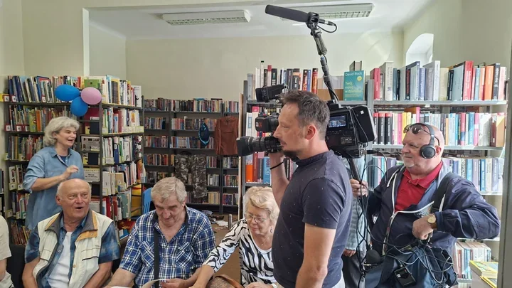 Przy herbacie wracali do wakacji, dawnych Siemianowic i duchów.