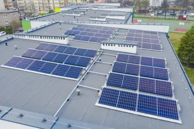 Słońce wejdzie na dachy kolejnych miejskich budynków