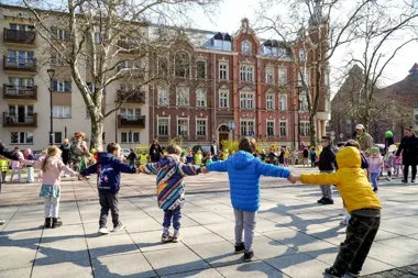 Przedszkolaki roztańczyły Rynek i naprawdę przywołały wiosnę