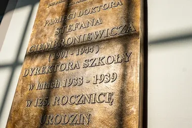 Wnuk ufundował tablicę dla dawnego dyrektora Śniadka