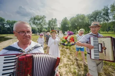 Wianki, ognisko i śpiew. Seniorzy znów zrobili świętojańską noc na Rzęsie