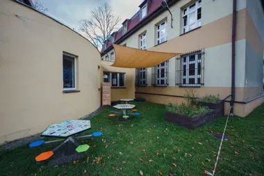 Szkolne podwórko zmienia się w strefę dla rodzin. Finał prac już blisko
