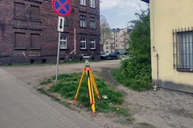 Przy Fabrycznej zniknął geodezyjny sprzęt LEICA. Właściciel prosi o pomoc