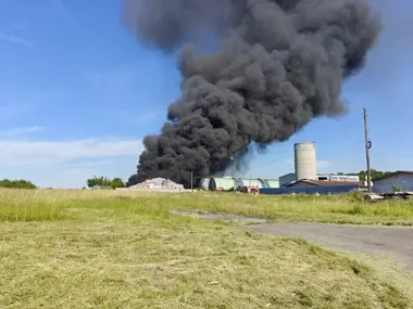 Gęsty dym nad Siemianowicami po pożarze składowiska w Chorzowie