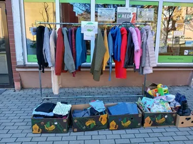 W Siemianowicach działa Wieszak Ciepła. Można oddać ubrania lub wybrać coś dla siebie