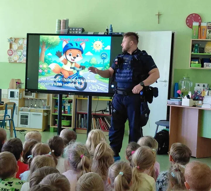 Kaski, woda i nieznajomi - policjant przygotował dzieci na wakacje