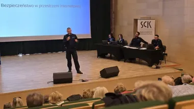 Seniorzy w Siemianowicach usłyszeli, jak działa internetowy podstęp