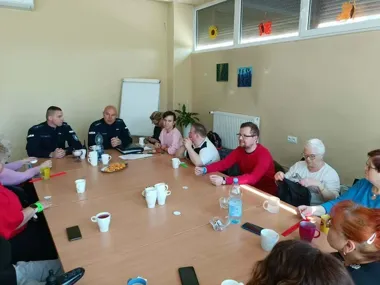 Dzielnicowi z Siemianowic weszli do MOPS-u i ostrzegli przed uzależnieniami