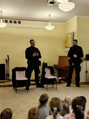 Dzielnicowi pokazali przedszkolakom, jak nie wpaść w tarapaty na drodze